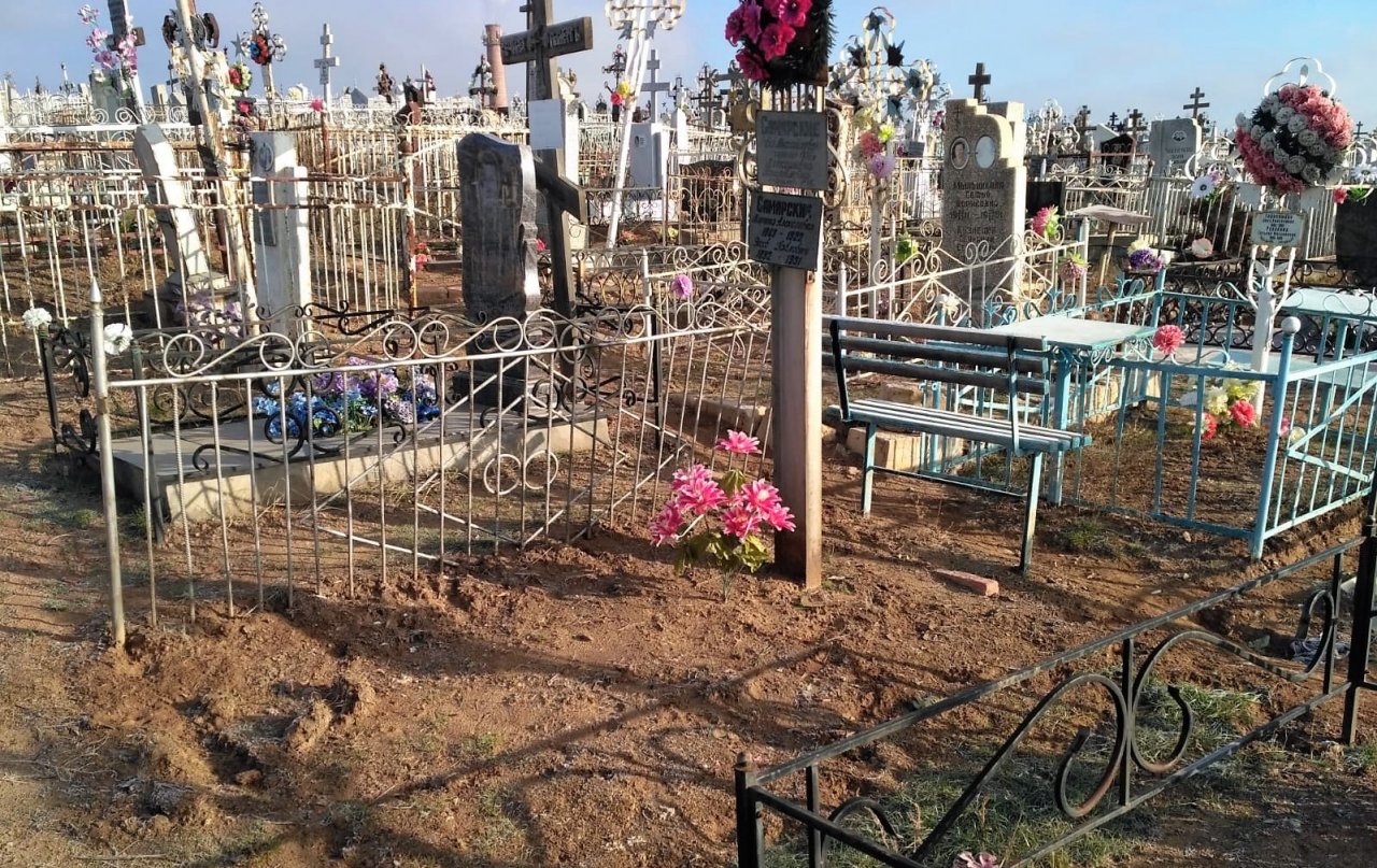 В Астрахани разгромили кладбище
