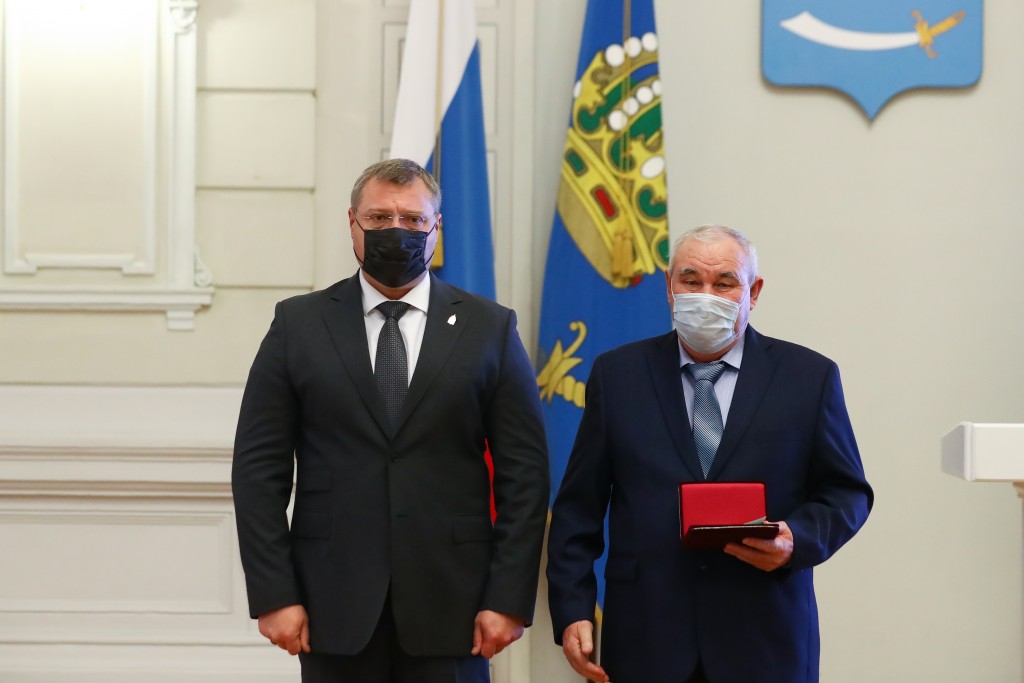 Игорь Бабушкин вручил астраханцам правительственные награды