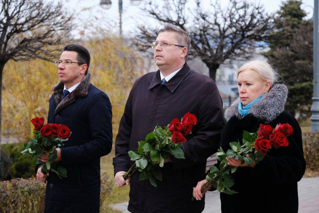 Астраханские министры возложили цветы к памятнику Гейдара Алиева