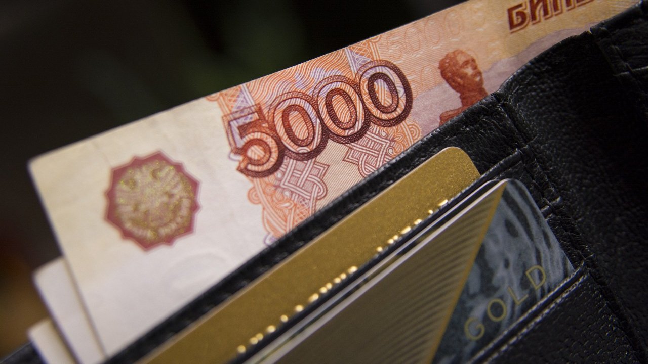 Мошенник позволил астраханке заработать, чтобы потом лишить ее больше 4 млн рублей