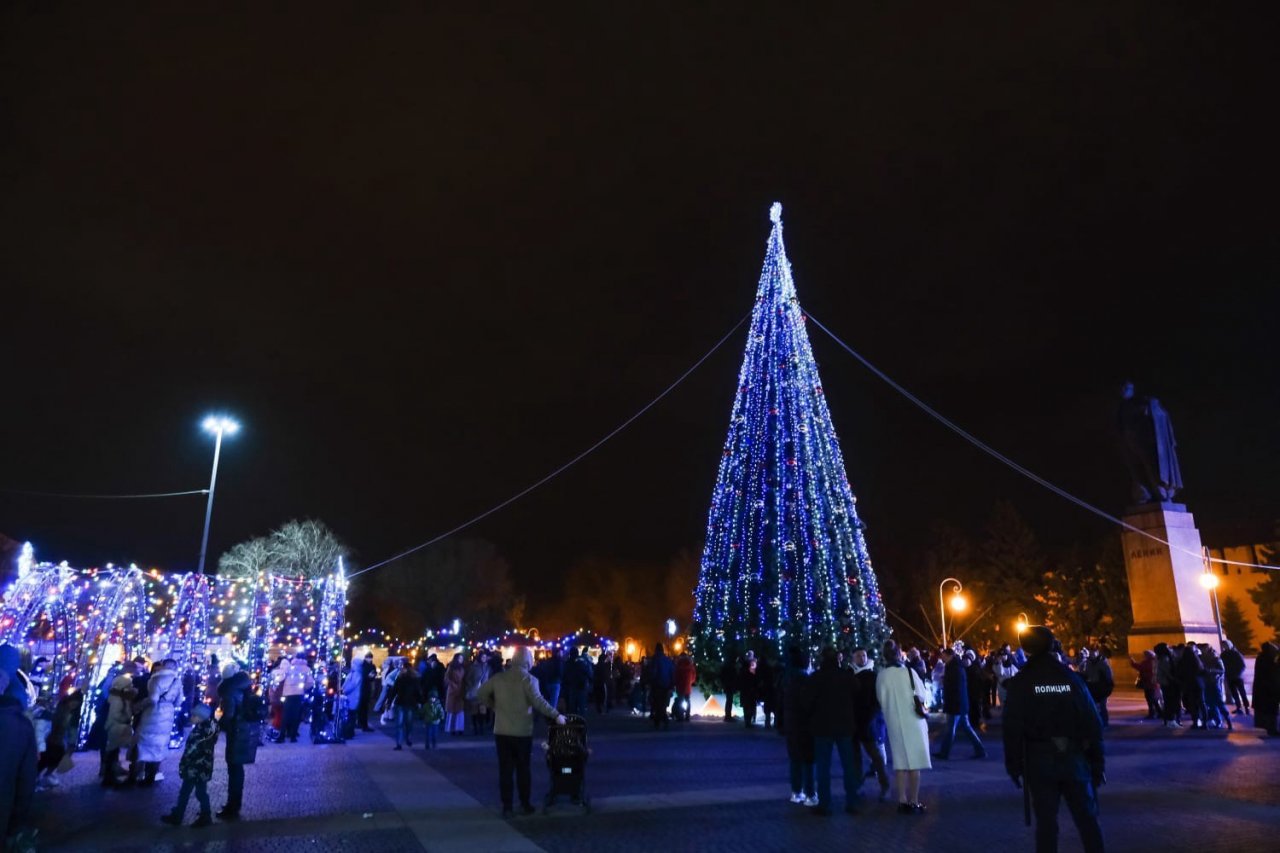 В Астрахани зажгли главную городскую елку | АРБУЗ