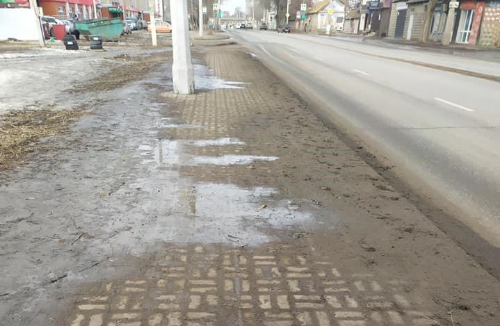 Астраханка возмутилась состоянием тротуаров на улице Боевой
