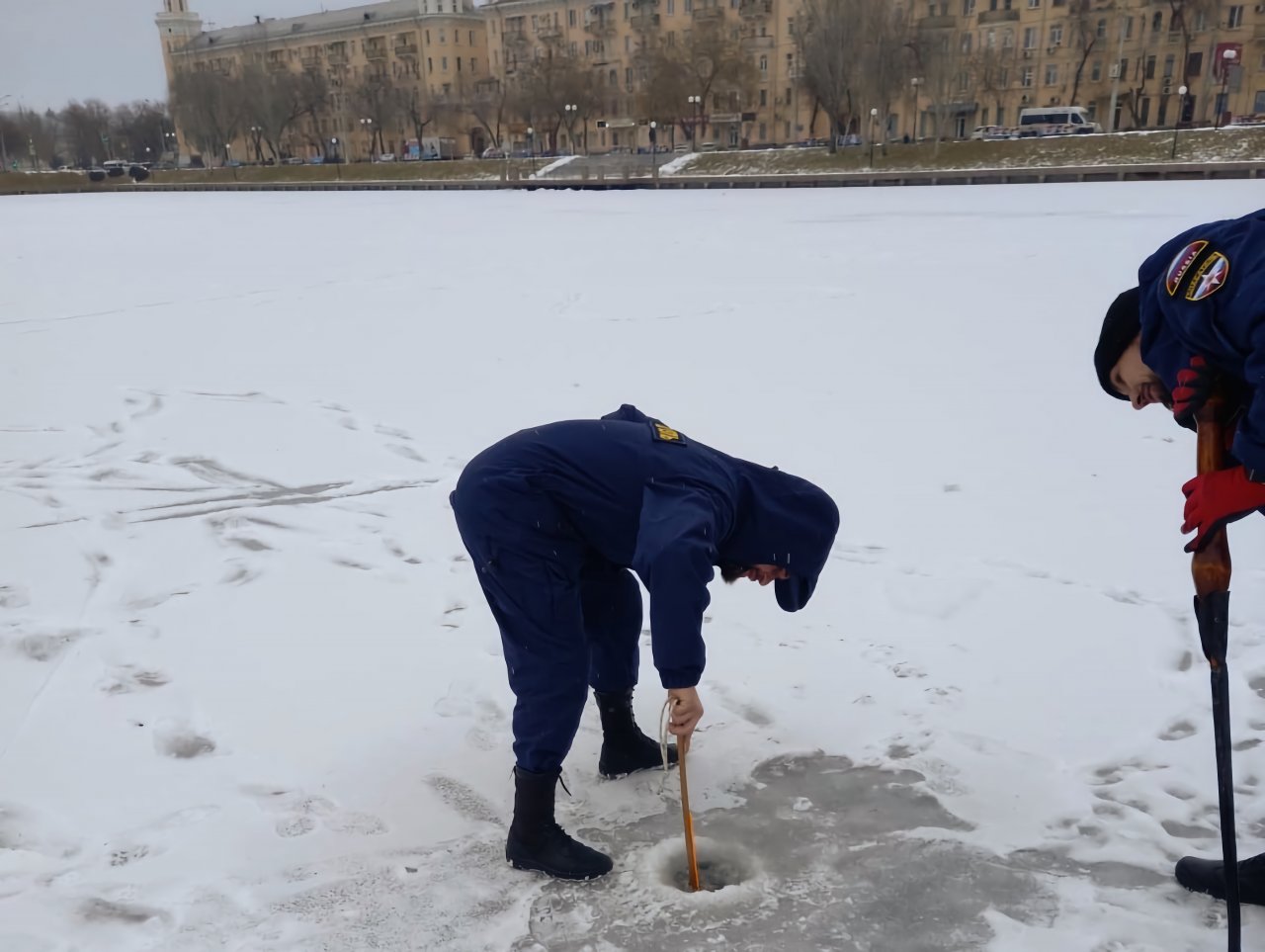 Лед еще был тонким и вряд ли мог выдержать такую тяжесть