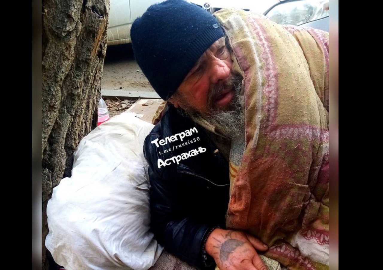 Астраханцы просят спасти мужчину оказавшегося на улице