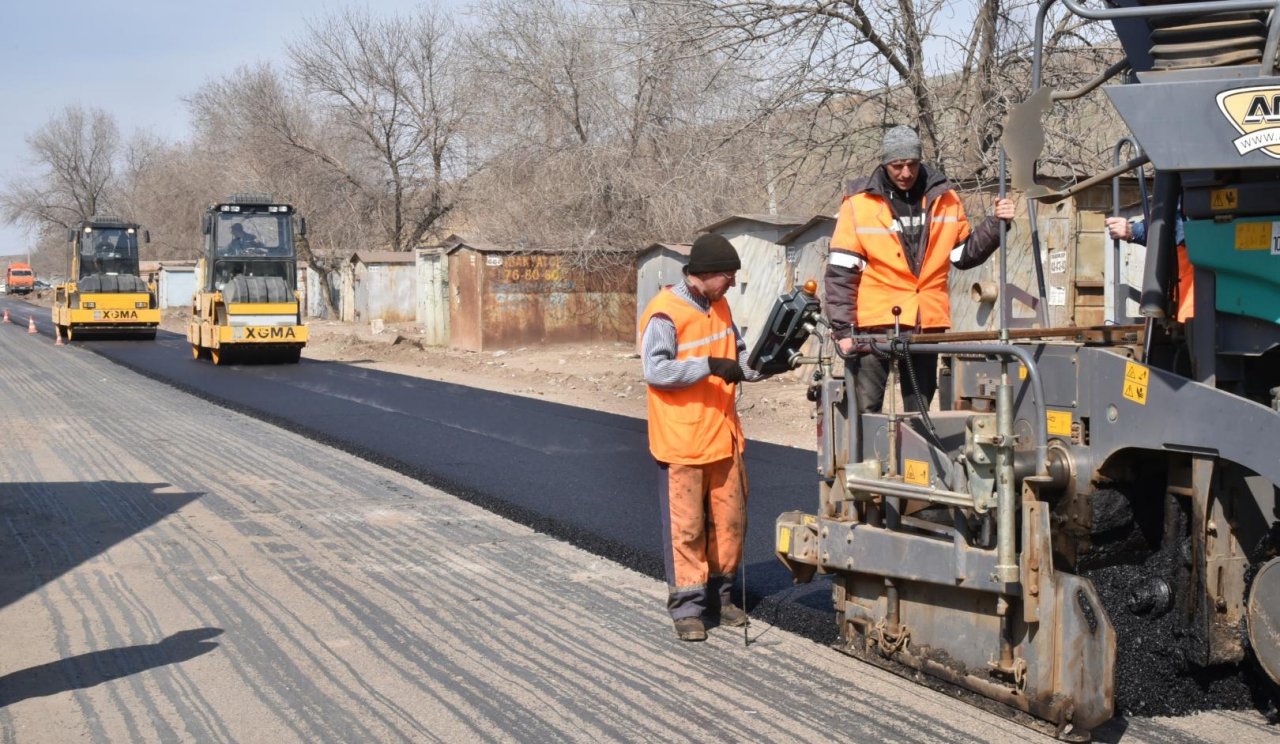 Дороги Астрахани ремонтируют с помощью современных технологий