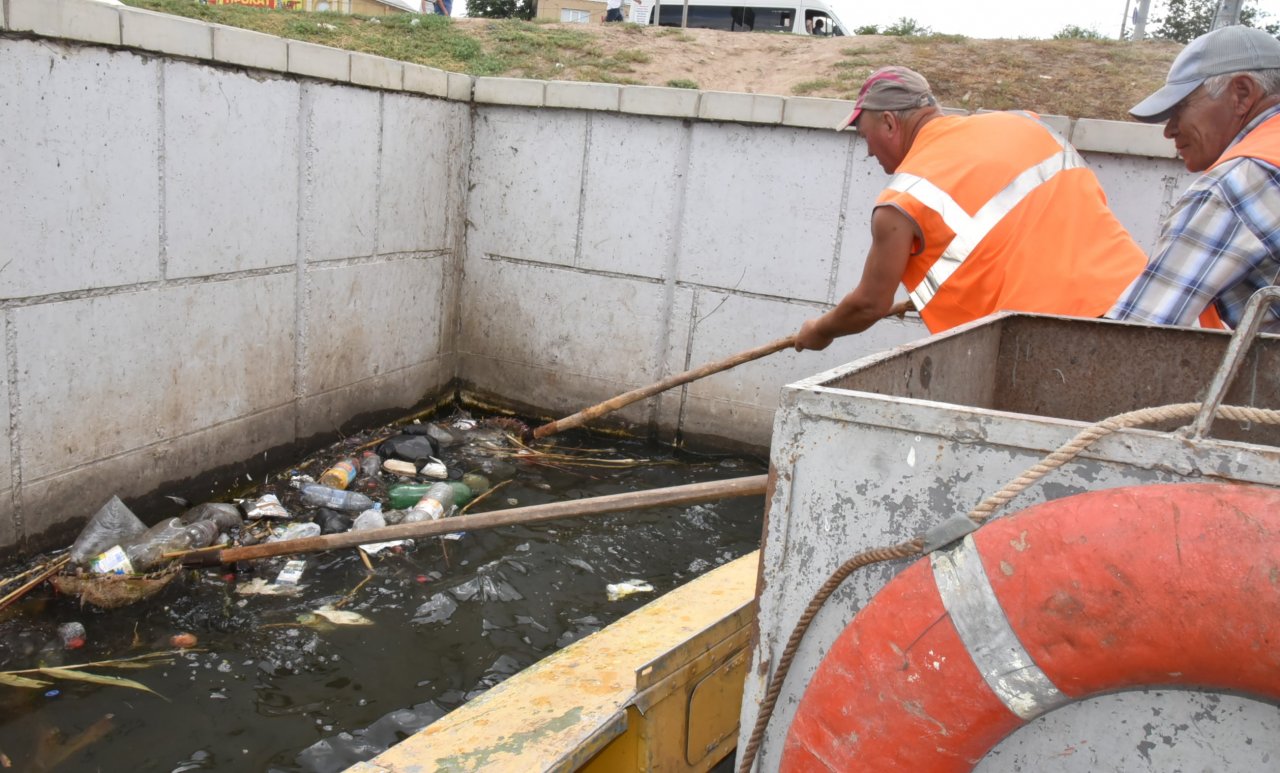 Астраханцы предложили штрафовать тех, кто бросает мусор в водоемы