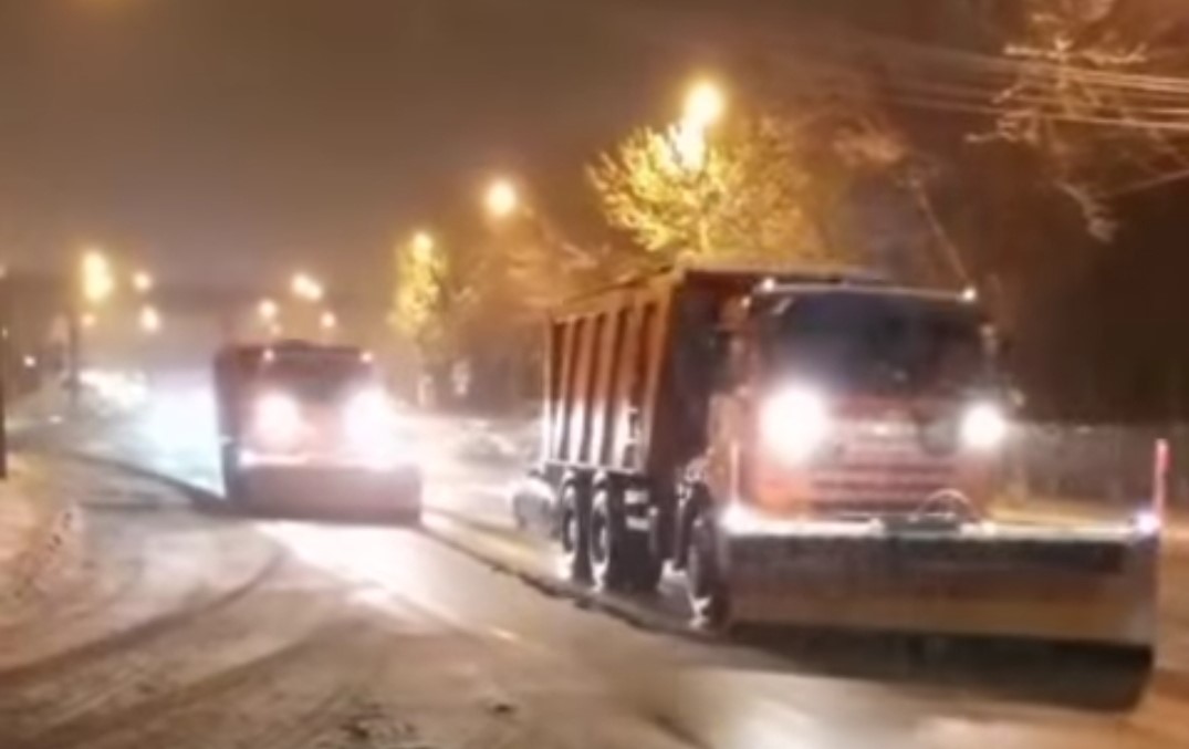 В Астрахани 11 единиц техники вышли на борьбу со снегом