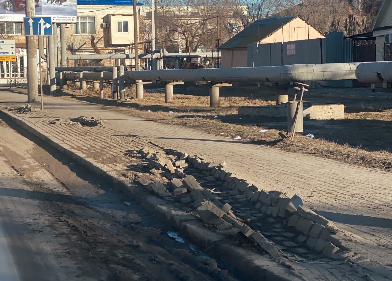 В Астрахани ищут водителя, повредившего тротуар на улице Николая Островского