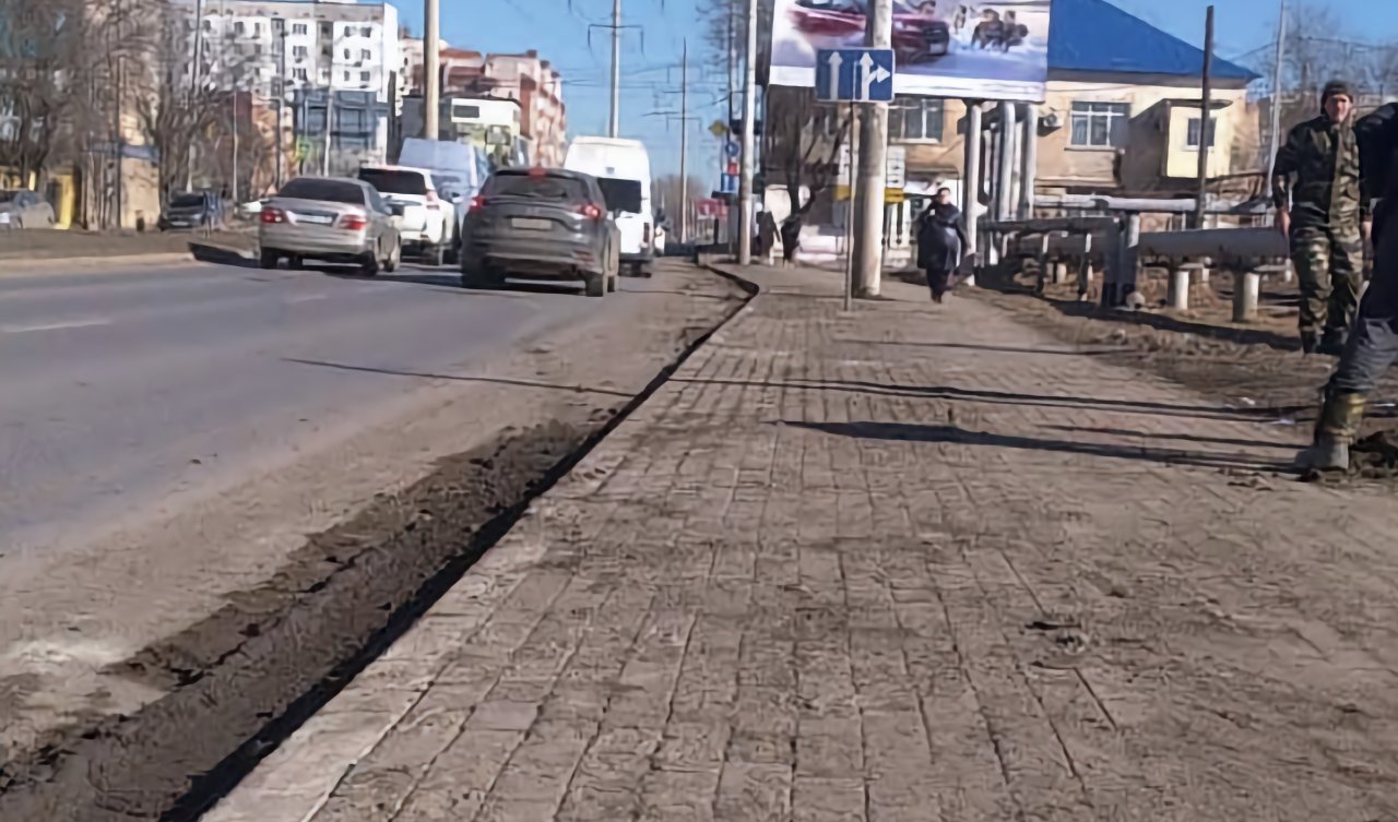 Поврежденную автомобилями плитку на улице Николая Островского восстановили