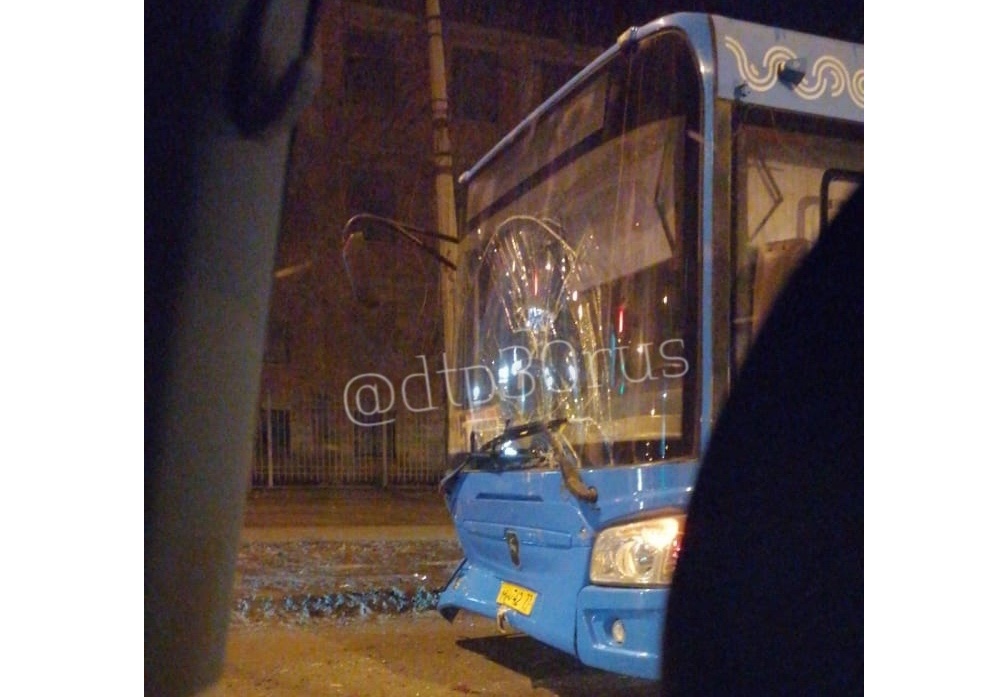 В Астрахани автобус врезался в маршрутку