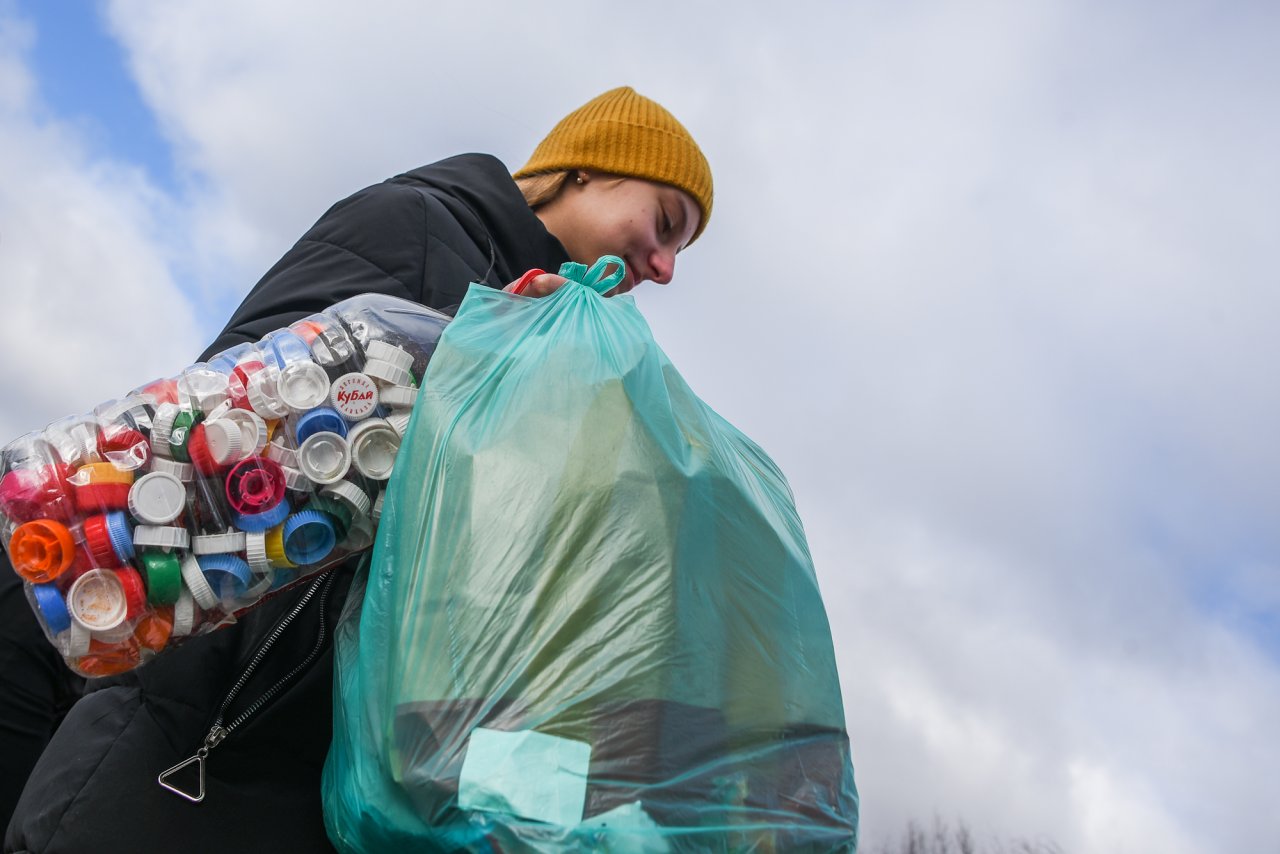 Полезный мусор: сколько макулатуры и пластика астраханцы собрали в январе?
