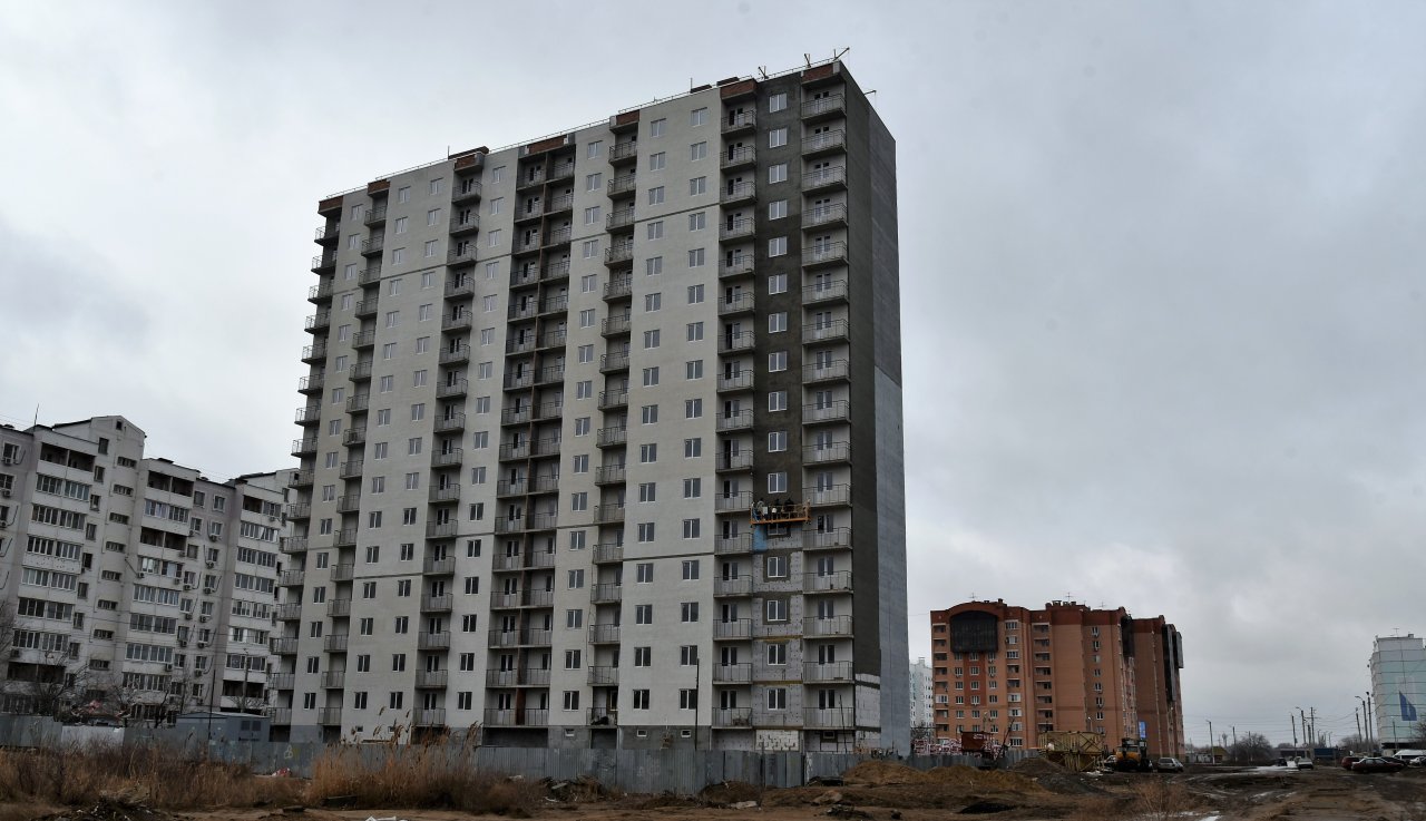 В Астрахани завершают строить дом для переселенцев