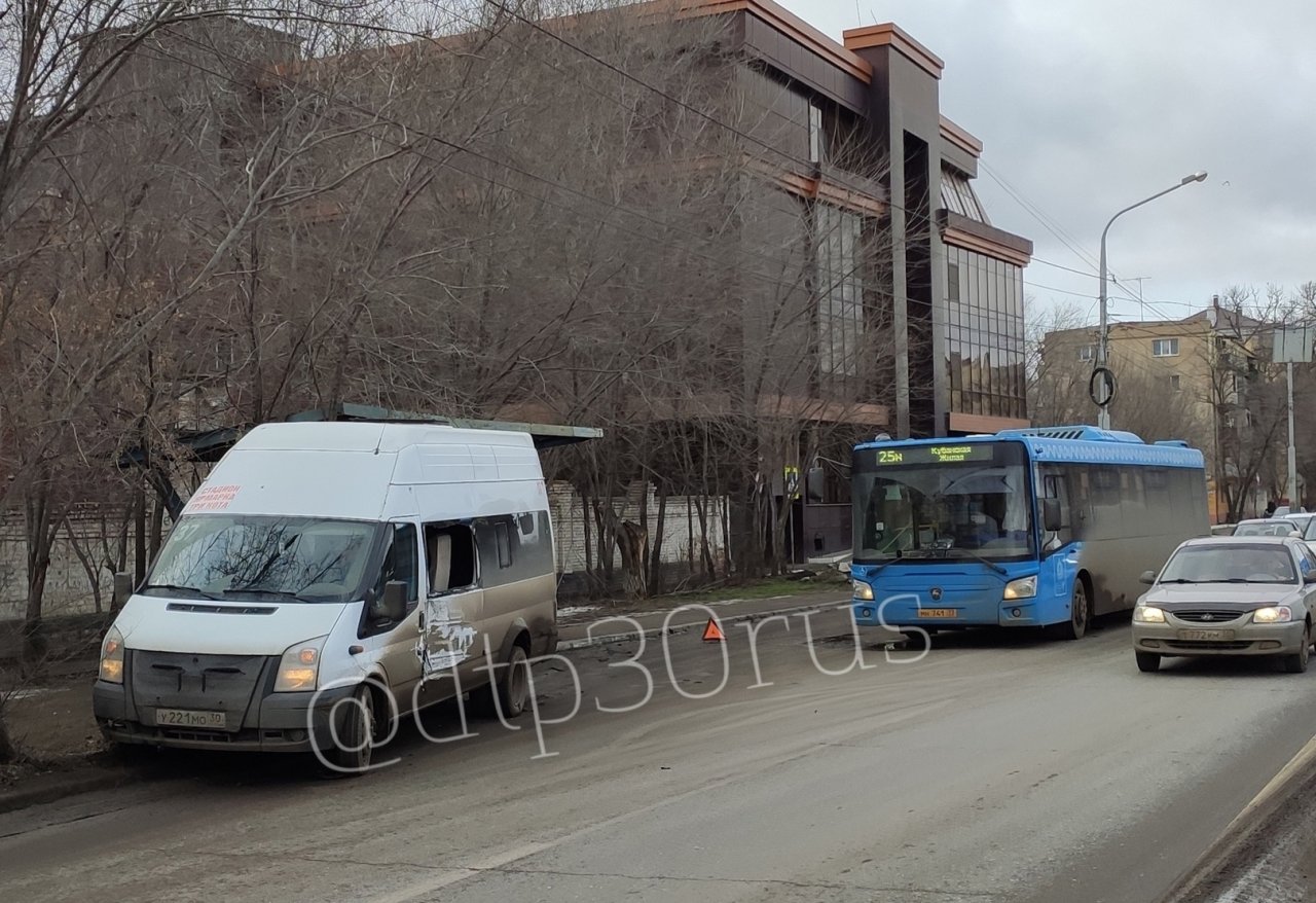 Автобус и маршрутка снова столкнулись на улице Латышева