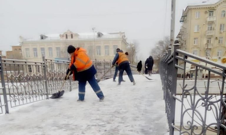 Власти Астрахани призвали предпринимателей убирать снег