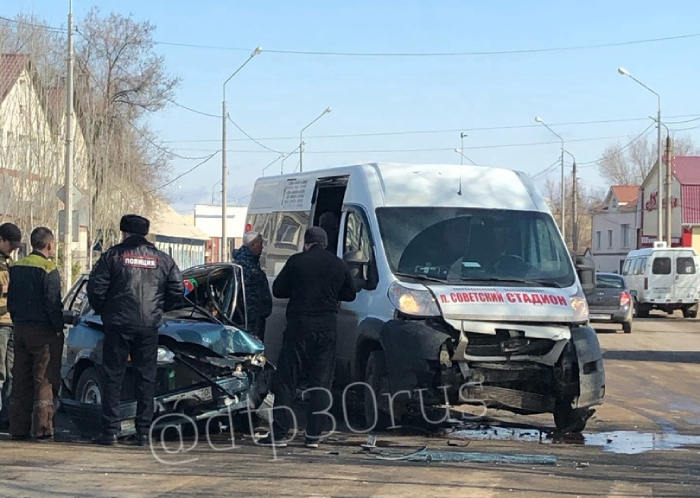 В Астрахани произошло серьезное ДТП с участием маршрутки