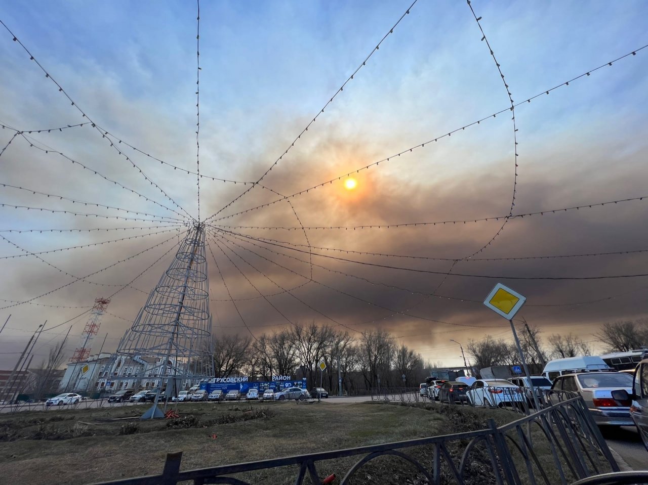 Дым от пожара возле микрорайона Бабаевского затянул небо над Астраханью