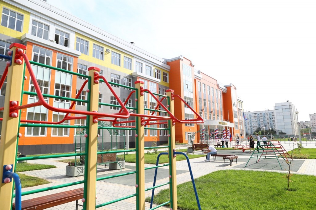 Здание не для всех: в Астрахани родители возмутились условиями обучения лицеистов
