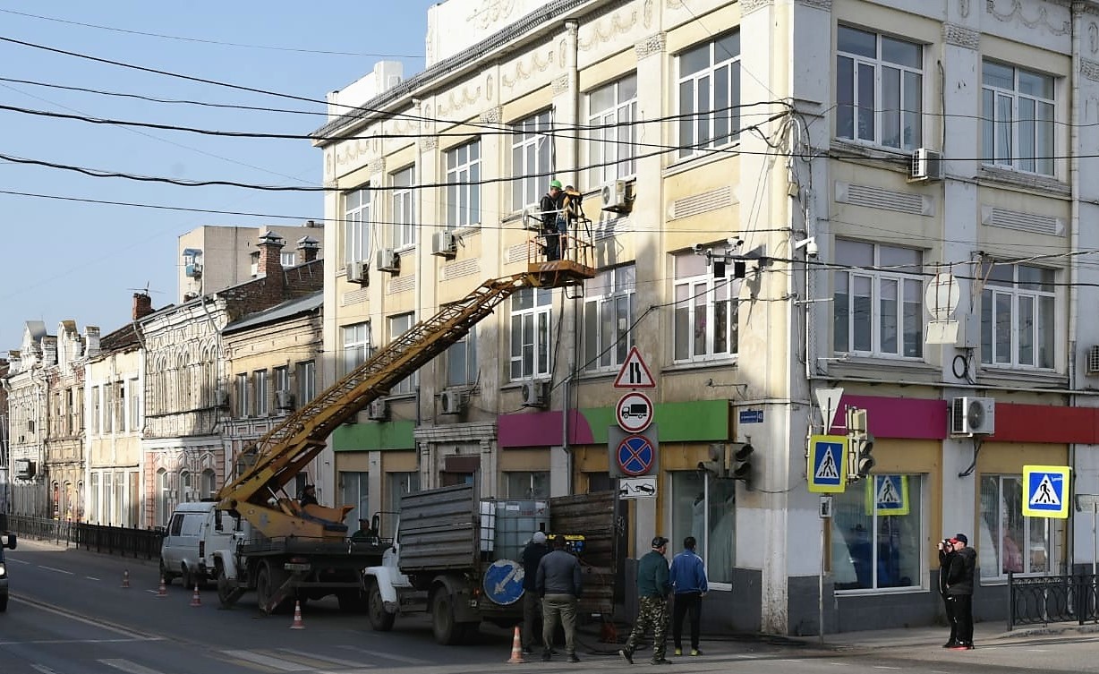 В центре Астрахани отмывают здания от грязи | АРБУЗ