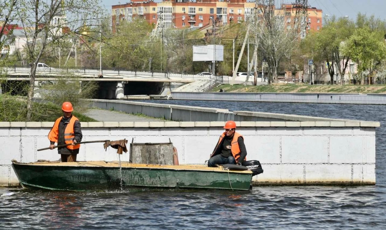 На поверхность астраханских каналов резко всплыл весь мусор | АРБУЗ