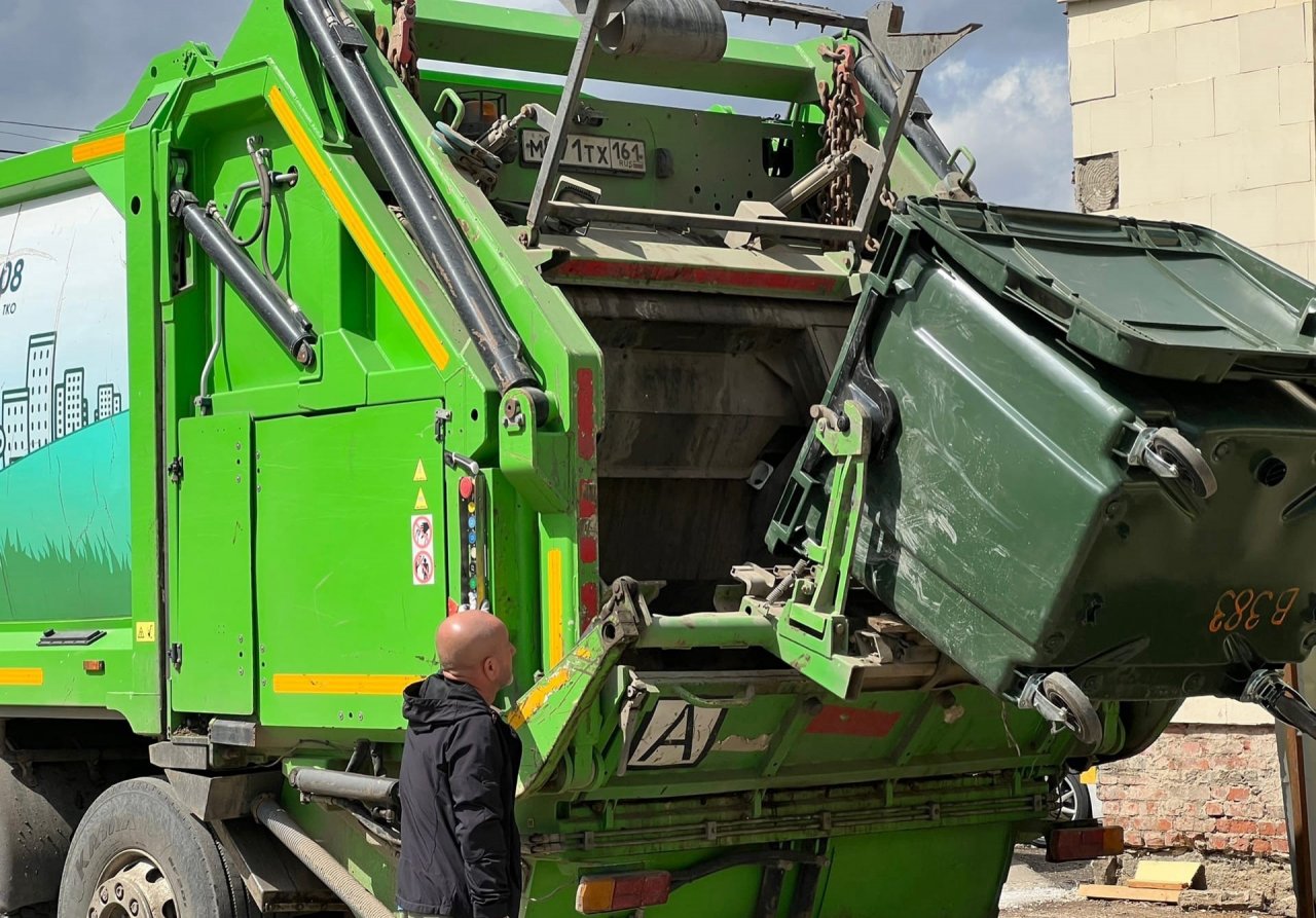 Астраханский губернатор увидел изменения в ситуации с вывозом мусора