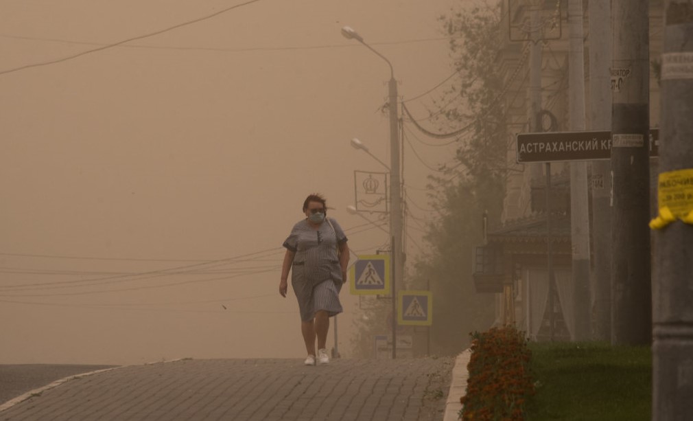 Астраханцев предупредили о мощных пыльных бурях