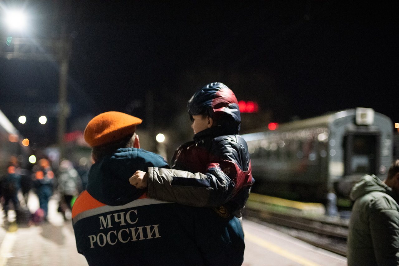 «К нам в квартиру летел снаряд»: в Астрахань прибыли более 400 беженцев из ЛНР и ДНР