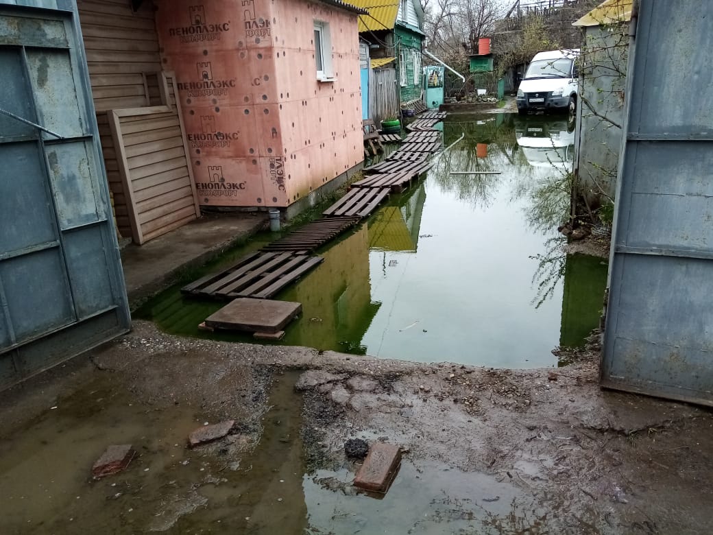 Когда включат воду в астрахани. Затопление Астрахани. Затопленный дом. Потоп в Астрахани. Астраханская затопило.