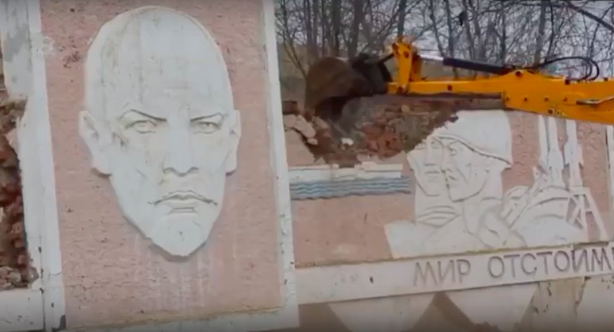 Астраханские коммунисты осудили снос антивоенной стелы в Икряном