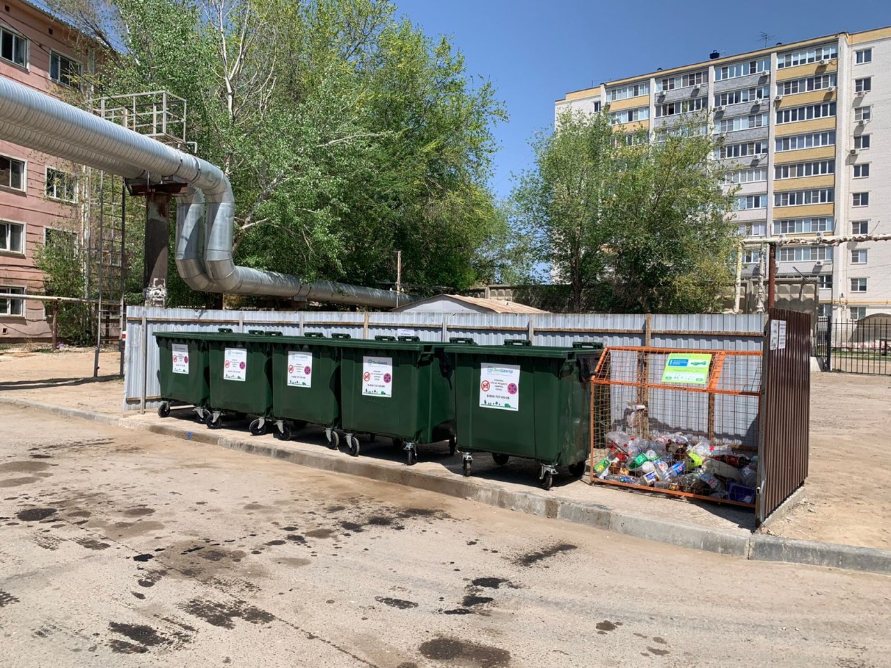 В Астрахани регоператор «ЭкоЦентр» продолжает масштабное обновление мусорных контейнеров на евромодели