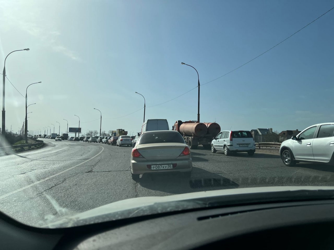 Пробки астрахань. Новый мост Астрахань затор. Пробки в Астрахани сейчас. Мост в машине. Пробка на мосту.