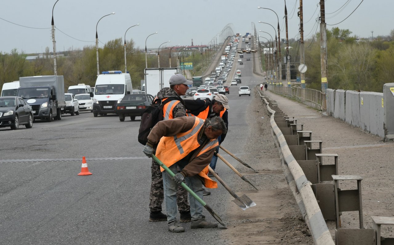 Чистить Новый мост в Астрахани будут несколько дней