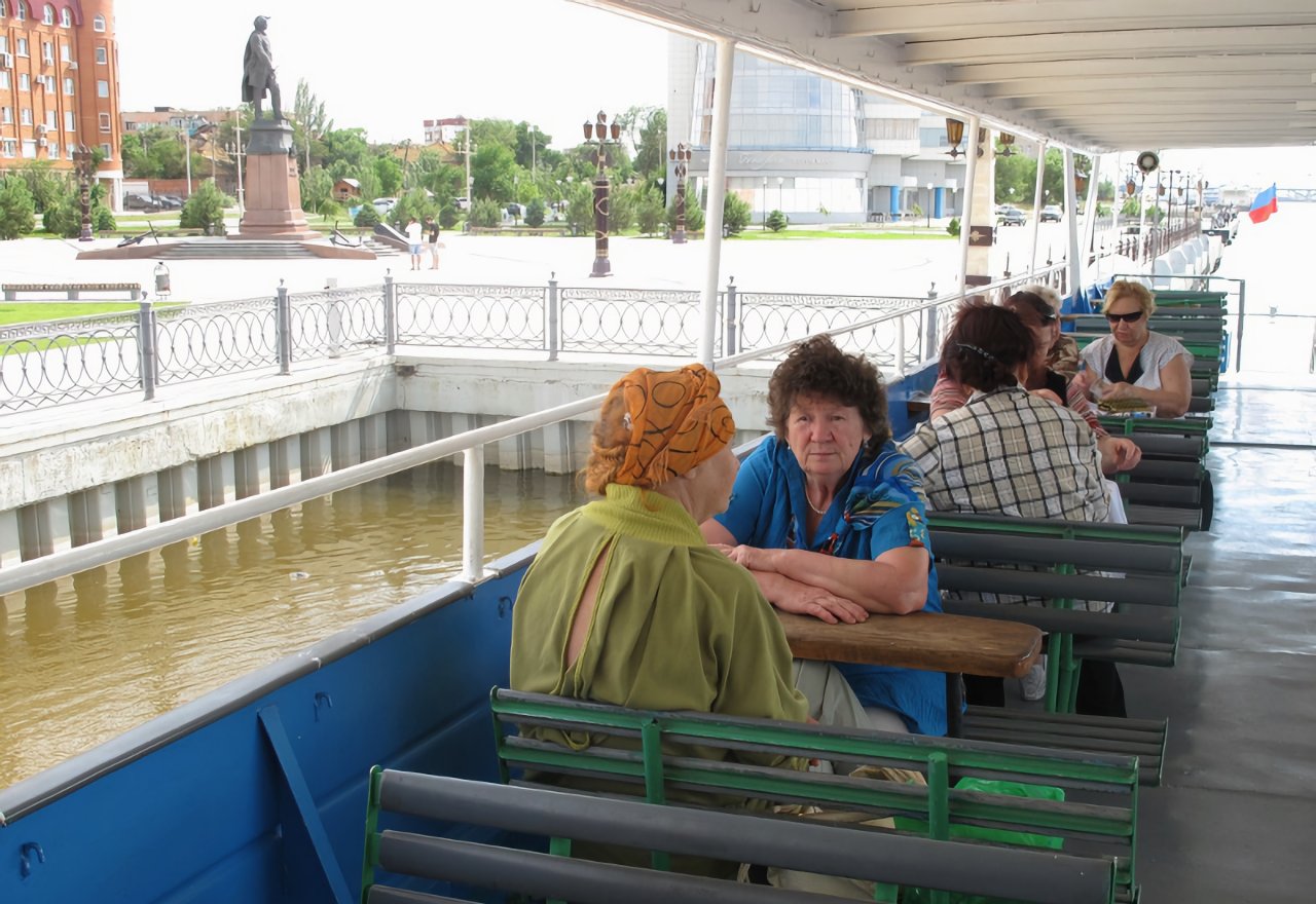 Речной трамвайчик в Астрахани начал навигацию