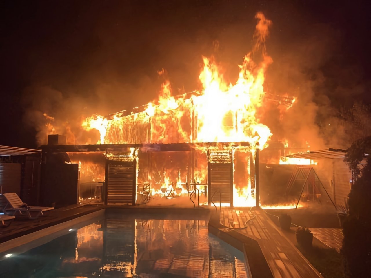 В Астрахани сгорел особняк с бассейном