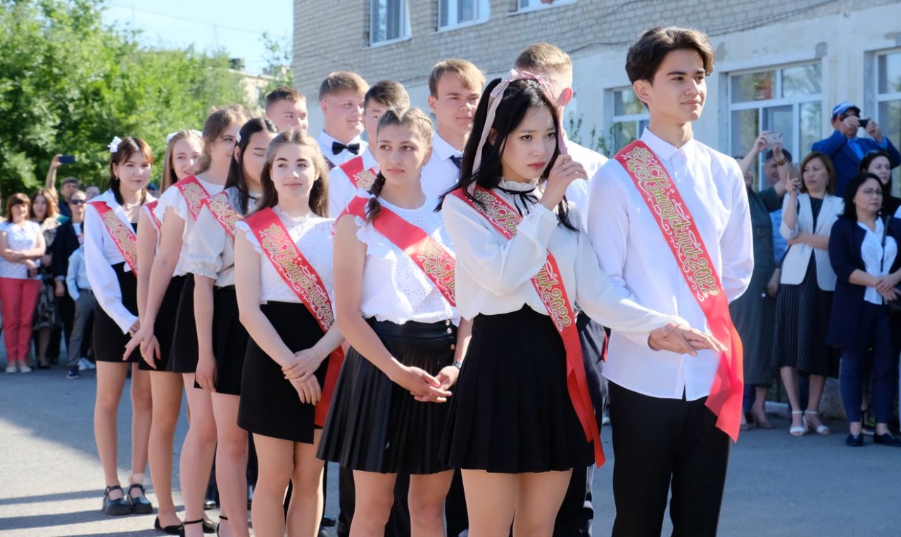 Игорь Мартынов поздравил камызякских школьников с окончанием учебного года