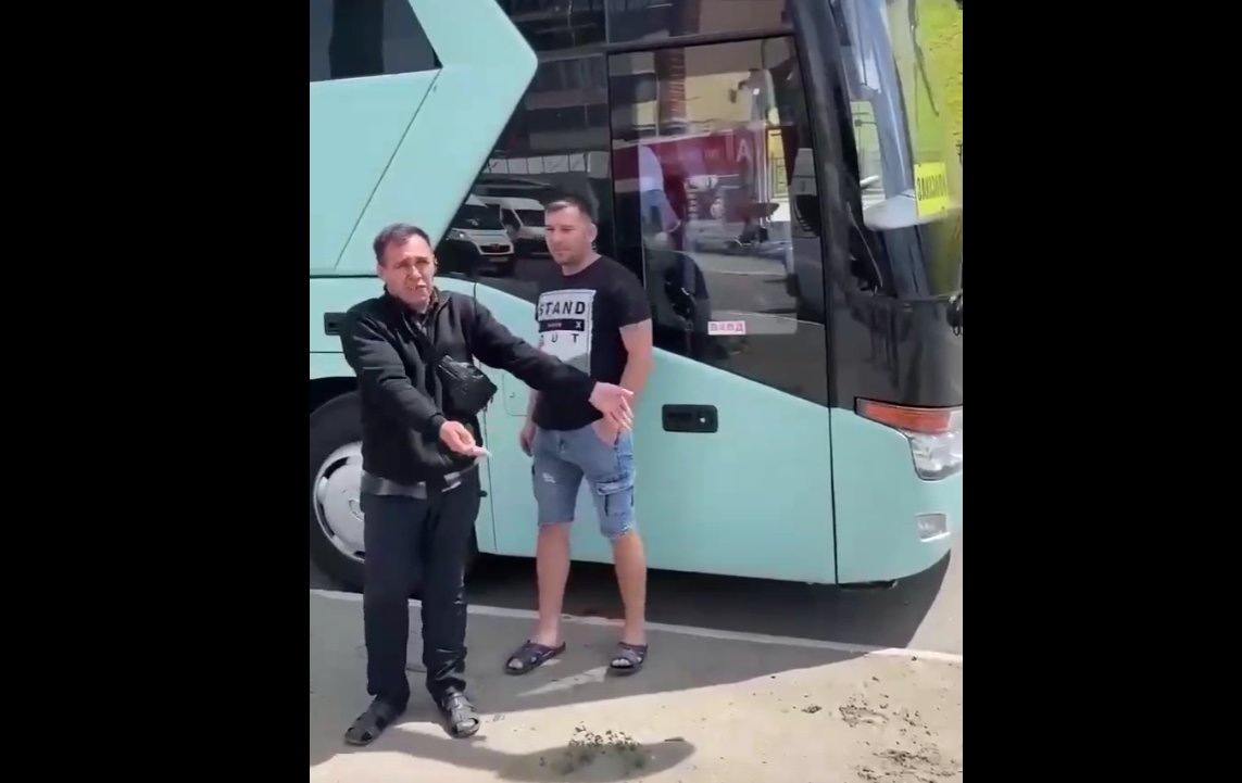 Водитель автобуса пожаловался губернатору на парковку в центре Астрахани