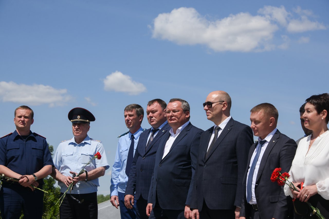 В Камызякском районе почтили память погибшего на Украине солдата