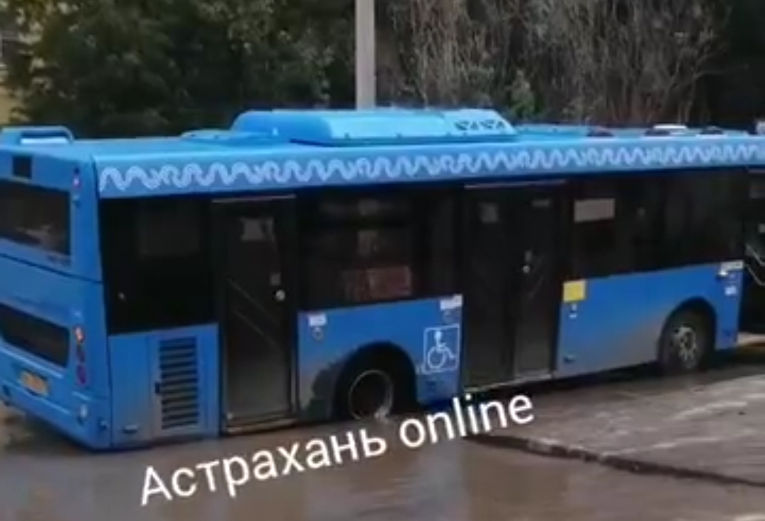 В микрорайоне Бабаевского автобус №25 провалился в яму