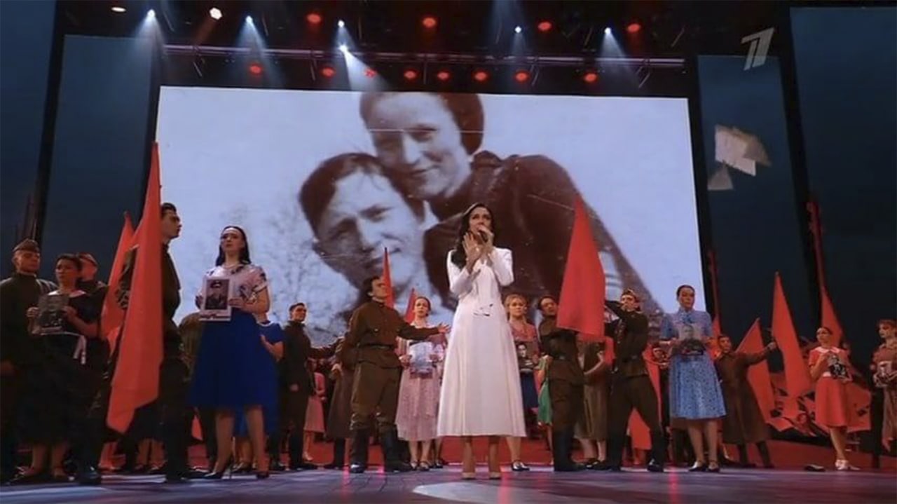 Кремлевский дворец даже не извинился за фото Бонни и Клайда во время Дня Победы