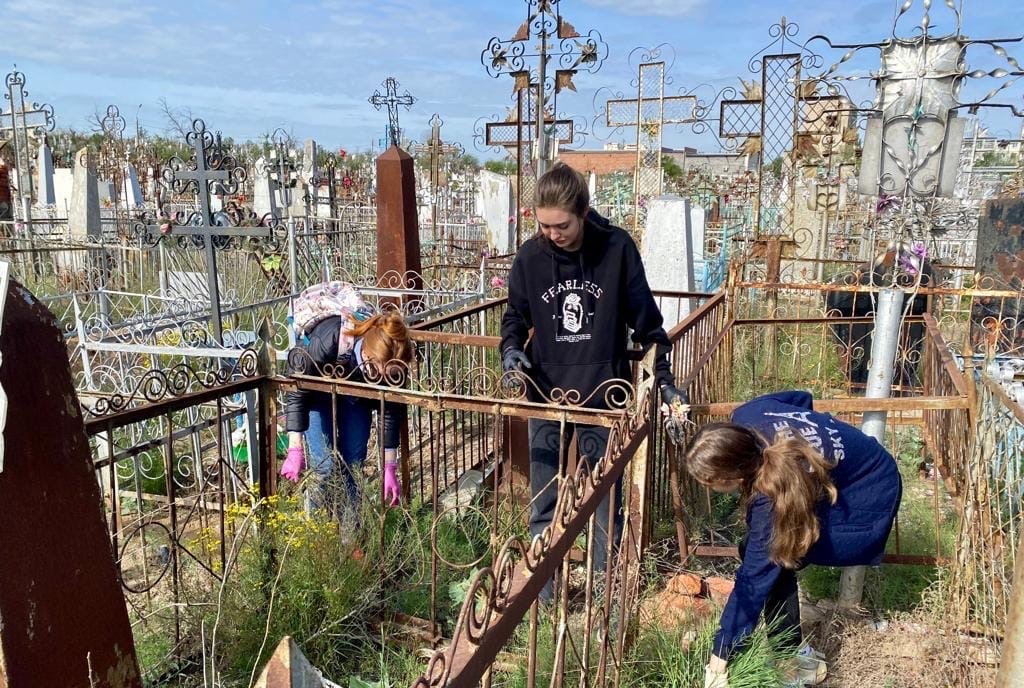 Астраханцы убрали мусор на могилах ветеранов ВОВ