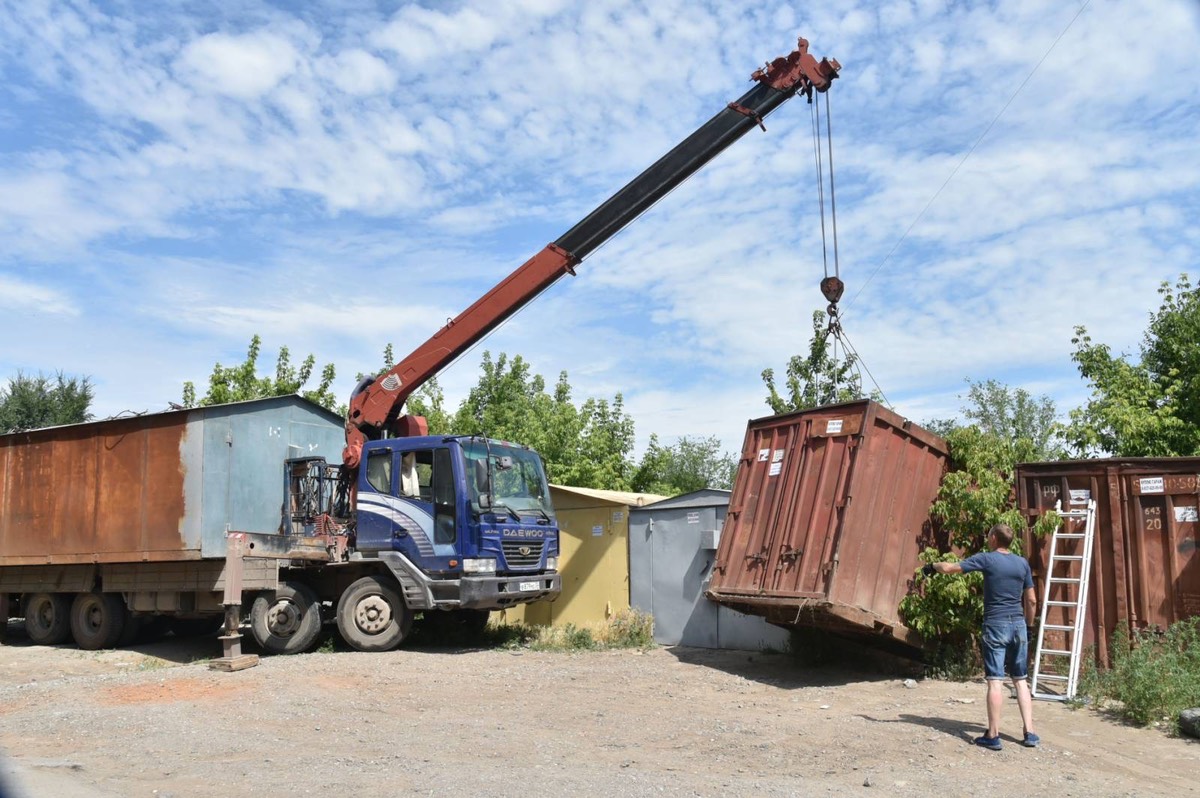 В Астрахани массово вывозят незаконные гаражи | АРБУЗ