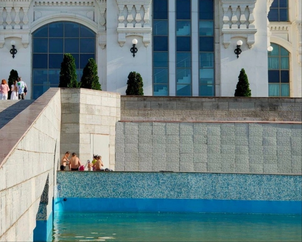 Астраханские дети купаются в фонтанах и прочих запрещенных местах