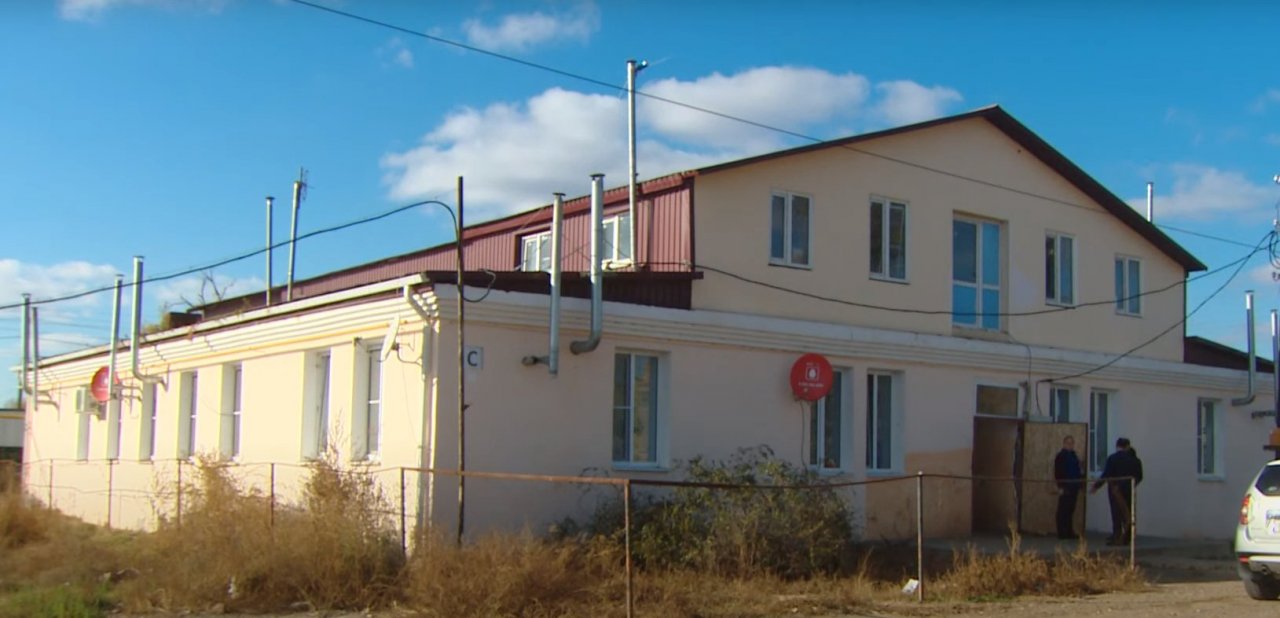 В посёлке Кировский астраханцев из аварийного дома переселили в бывшую баню