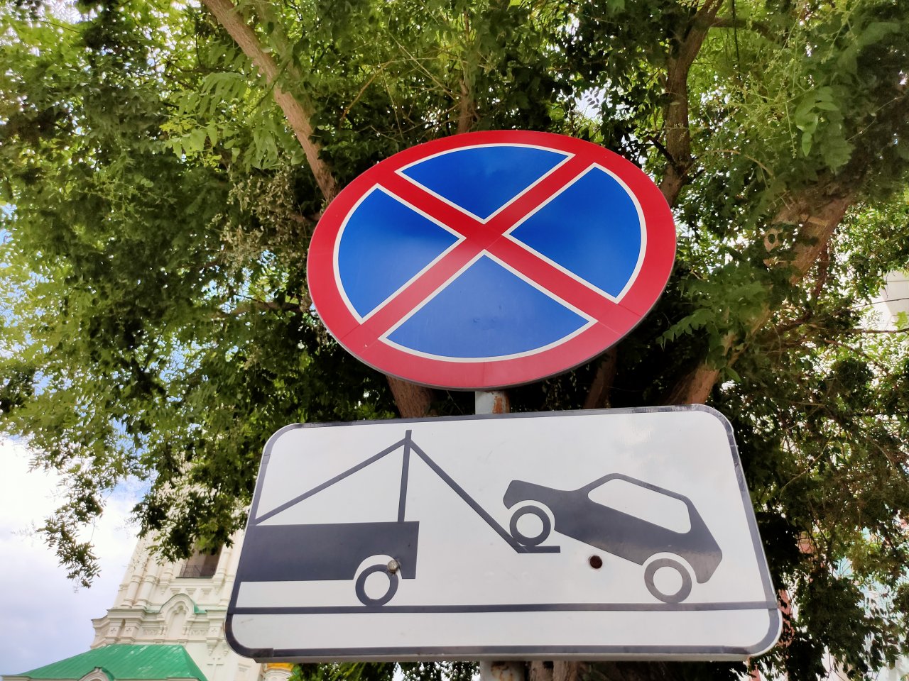 Дорожный знак Парковка запрещена