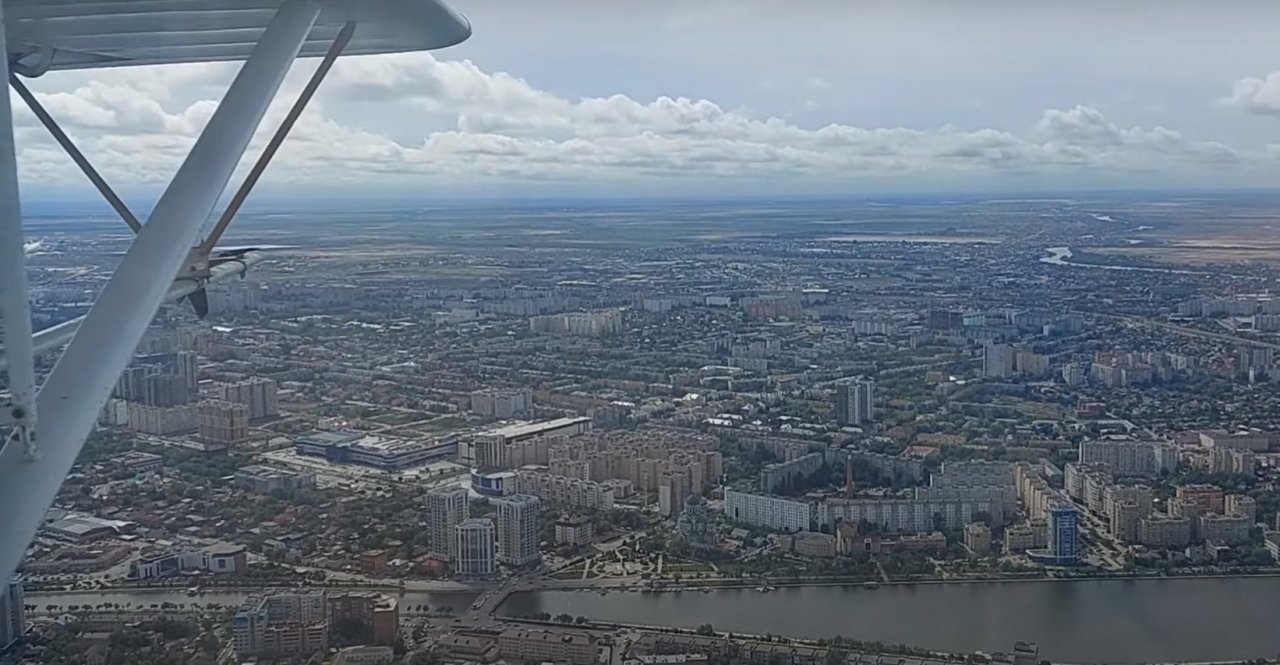 Летчик снял Астрахань на видео с 300-метровой высоты