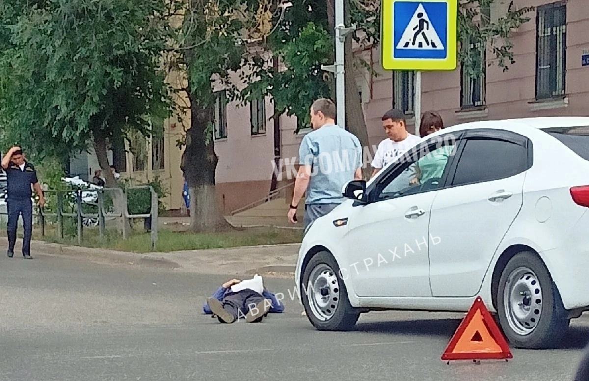 В Астрахани сбили водителя мопеда