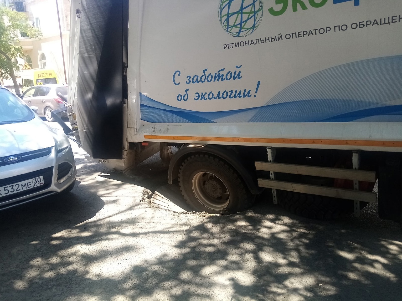 Ремонт еще не закончен: администрация объяснила провал грузовика на Волжской