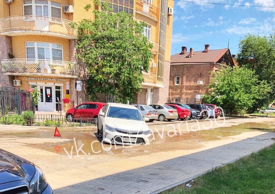 Очередной автомобиль в Астрахани провалился под асфальт