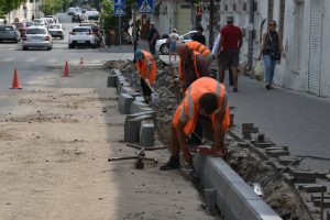 На улице Кирова сделают новые тротуары из плитки