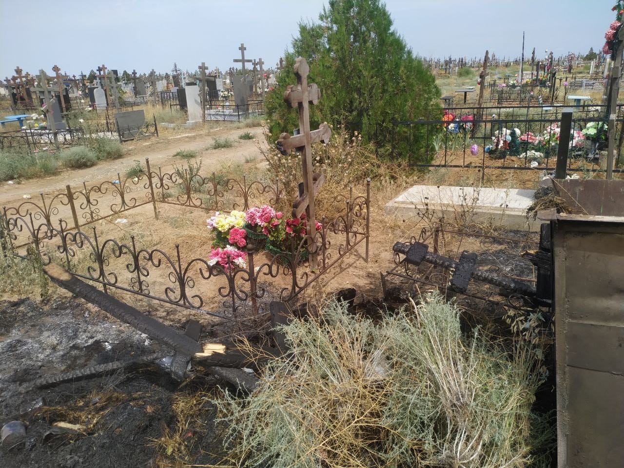 На кладбище в Астрахани сгорели несколько могил