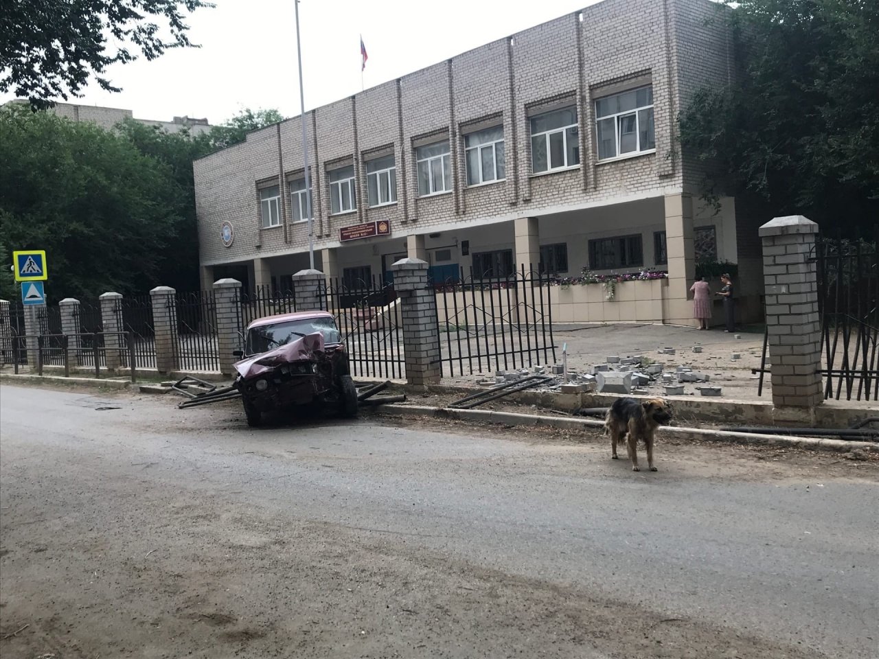 В Астрахани лихач на «Жигулях» снес забор школы